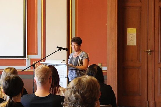 Feierlich Zeugnisse &uuml;bergeben (Foto: Karl-Heinz Herrmann)