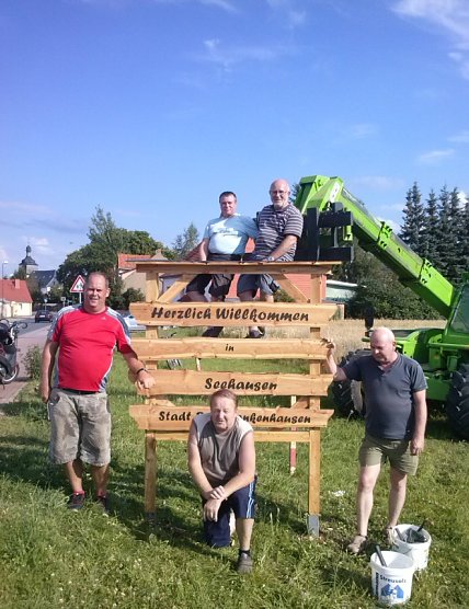 Begr&uuml;&szlig;ungsschilder aufgestellt (Foto: Kerstin Hesse)