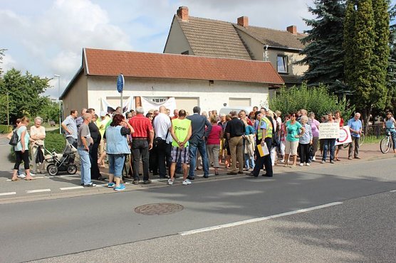 Demo über Bundesstraße 4 in Greußen gezogen (Foto: Karl-Heinz Herrmann) Demo über Bundesstraße 4 in Greußen gezogen (Foto: Karl-Heinz Herrmann)