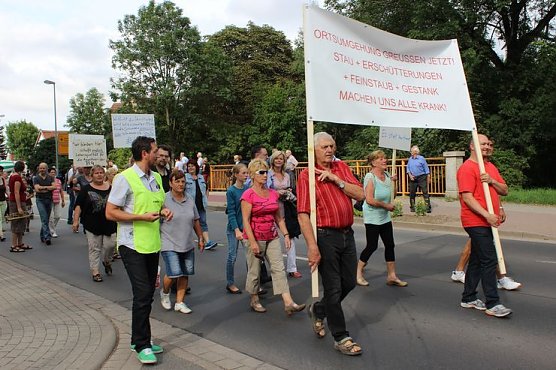 Demo über Bundesstraße 4 in Greußen gezogen (Foto: Karl-Heinz Herrmann) Demo über Bundesstraße 4 in Greußen gezogen (Foto: Karl-Heinz Herrmann)