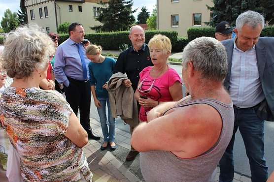 Demo über Bundesstraße 4 in Greußen gezogen (Foto: Karl-Heinz Herrmann) Demo über Bundesstraße 4 in Greußen gezogen (Foto: Karl-Heinz Herrmann)