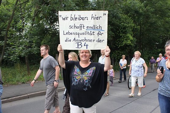 Demo über Bundesstraße 4 in Greußen gezogen (Foto: Karl-Heinz Herrmann) Demo über Bundesstraße 4 in Greußen gezogen (Foto: Karl-Heinz Herrmann)