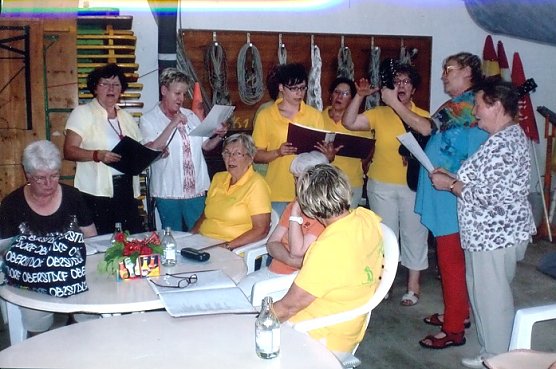 Singen bringt Freude ins Herz…, (Foto: Ritta Landes) Singen bringt Freude ins Herz…, (Foto: Ritta Landes)