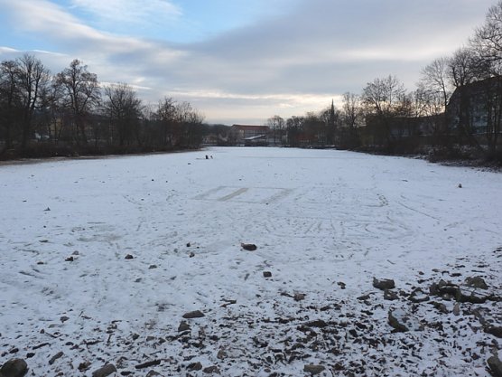 Thema Spritzeisbahn (Foto: Karl-Heinz Herrmann) Thema Spritzeisbahn (Foto: Karl-Heinz Herrmann)