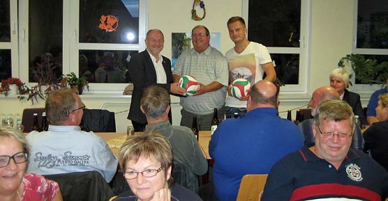 Bälle für den Großfurrarer Volleyballverein (Foto: Wahlkreisbüro Scherer) Bälle für den Großfurrarer Volleyballverein (Foto: Wahlkreisbüro Scherer)