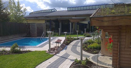 Eröffnung: 68m-Riesenrutsche & Saunagarten (Foto: Kyffhäusertherme) Eröffnung: 68m-Riesenrutsche & Saunagarten (Foto: Kyffhäusertherme)