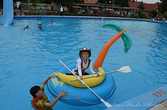 Abbaden im Greu&szlig;ner Freibad (Foto: Andreas Hocke)