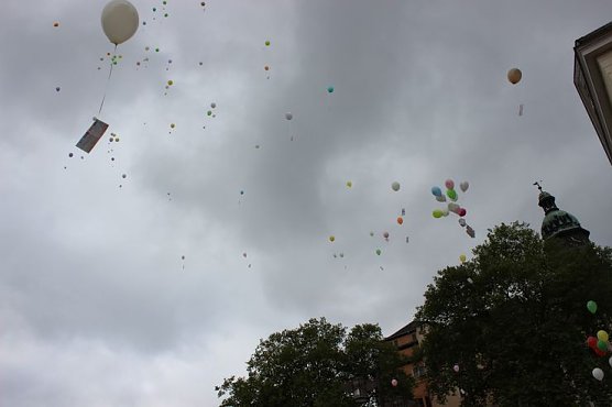 Ballons f&uuml;r den Frieden (Foto: Karl-Heinz Herrmann)