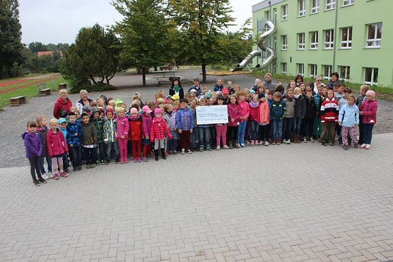  Frau Becker (li.) hatte f&uuml;r die Kinder noch eine zweite &Uuml;berraschung. Gestern hatte die Stiftung Town and Counrty  bereits einen Spendenscheck in H&ouml;he von 500 Euro &uuml;bergeben. Jetzt kann das  (Foto: Karl-Heinz Herrmann)