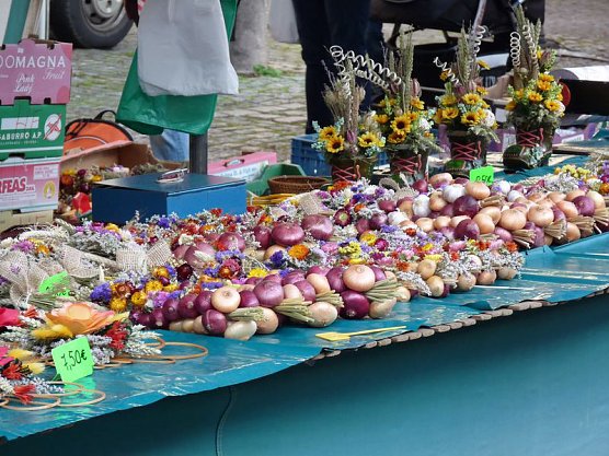Zwiebeln &uuml;ber Zwiebeln (Foto: Karl-Heinz Herrmann)