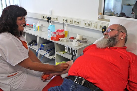Zum 150 Mal spendet Karl-Heinz Thielemann heute sein Blut (Foto: Angelo Glashagel) Zum 150 Mal spendet Karl-Heinz Thielemann heute sein Blut (Foto: Angelo Glashagel)