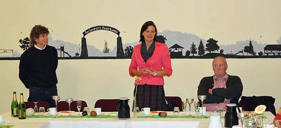 Schiedsrichterteam begrüßt (Foto: Karl-Heinz Herrmann) Schiedsrichterteam begrüßt (Foto: Karl-Heinz Herrmann)