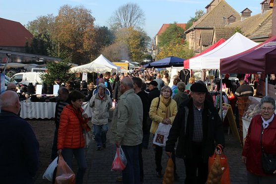 Gedr&auml;nge auf dem Martinsmarkt (Foto: Karl-Heinz Herrmann)