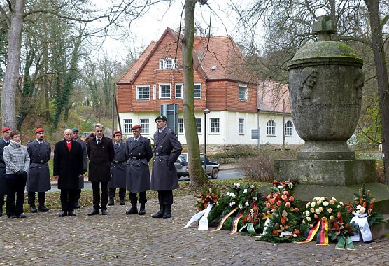 Feierstunde am Ehrendenkmal (Foto: Stadt Bad Frankenhausen)