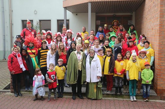 Von der Schl&uuml;ssel&uuml;bergabe (Foto: F. Ritter)