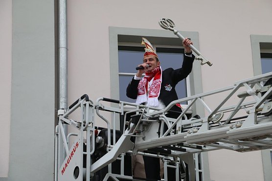 Von der Schl&uuml;ssel&uuml;bergabe (Foto: F. Ritter)