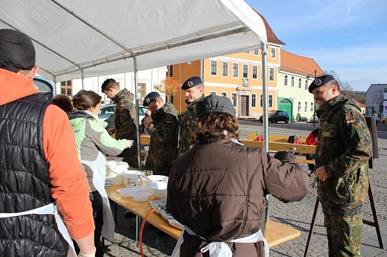 Schmackhaftes Essen f&uuml;r guten Zweck (Foto: Karl-Heinz Herrmann)