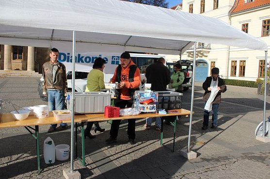 Schmackhaftes Essen f&uuml;r guten Zweck (Foto: Karl-Heinz Herrmann)