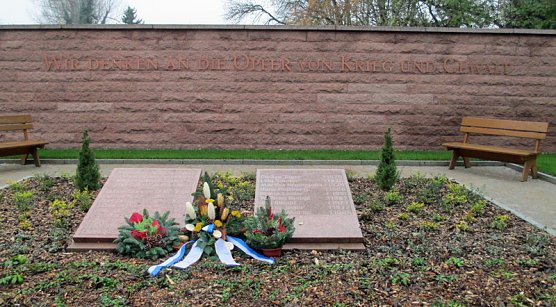 Gemeinsames Gedenken (Foto: Ina Römer) Gemeinsames Gedenken (Foto: Ina Römer)