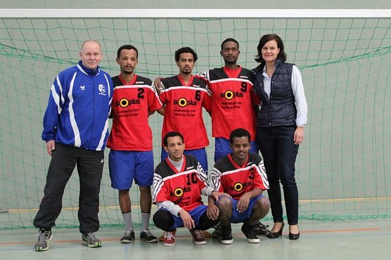 Freundschaftsspiel mit Asylbewerbern (Foto: Karl-Heinz Herrmann) Freundschaftsspiel mit Asylbewerbern (Foto: Karl-Heinz Herrmann)