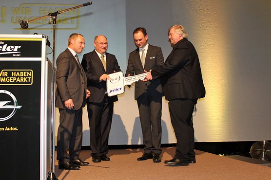 Schl&uuml;ssen&uuml;bergabe (Foto: Karl-Heinz Herrmann)