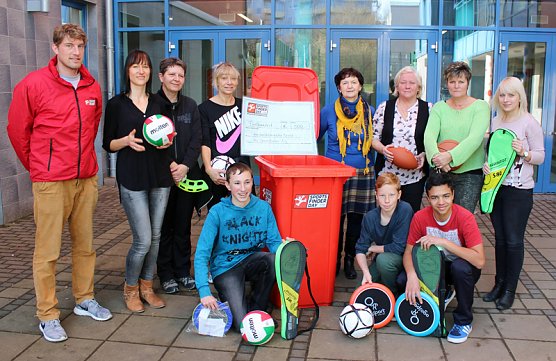 Spiele-Tonne &uuml;bergeben (Foto: Karl-Heinz Herrmann)