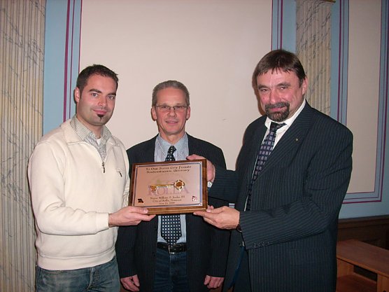 Goldener Schl&uuml;ssel &Uuml;bergabe an B&uuml;rgermeister (Foto: Karl-Heinz Herrmann)