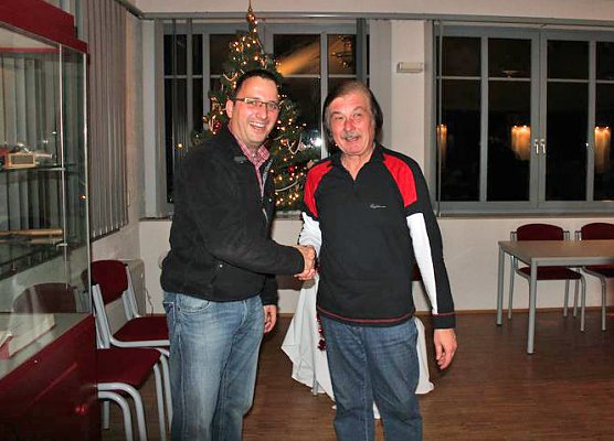 Feuerhaus &uuml;bergeben (Foto: Karl-Heinz Herrmann)