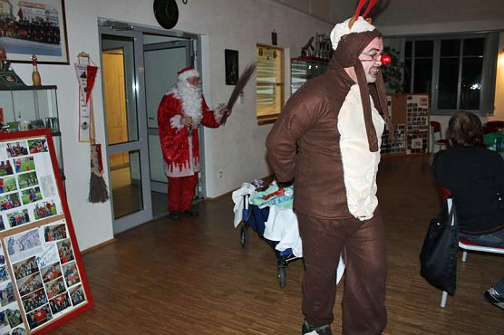 Weihnachtsmann kam mit Rentier (Foto: Karl-Heinz Herrmann)