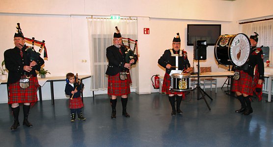 Weihnahtsmusik mit Pipes & Drums (Foto: G&uuml;nter Herting)