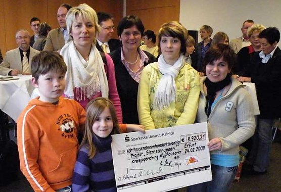 &Uuml;bergabe Spende (Foto: Freizeitzentrum Ro&szlig;leben)