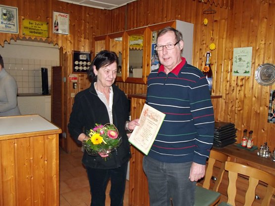 Ehrenurkunde der Gartenfreunde  an Ursula Gruppe verliehen (Foto: Thomas Leipold)