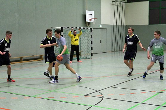 Bock beim Handball umgesto&szlig;en (Foto: Karl-Heinz Herrmann)