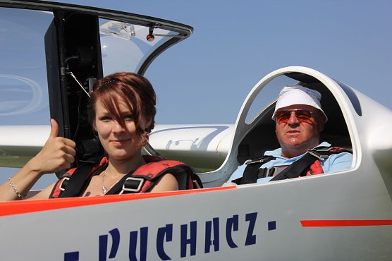 Horst Dreisch&auml;rf engagiert sich auch heute noch als Lehrer, ist aber auch als Pilot unterwegs - hier mit Fliederk&ouml;nigin Lisa (Foto: Aeroclub Hans Grade e.V.)