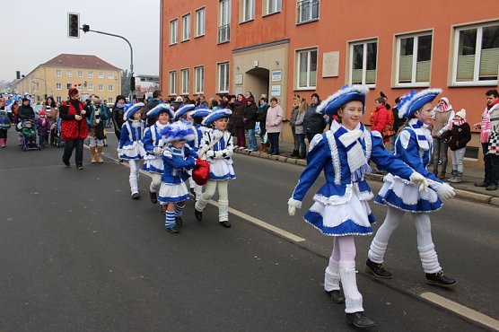 N&auml;rrinnen und Narren zogen durch Sondershausen (1) (Foto: Karl-Heinz Herrmann)