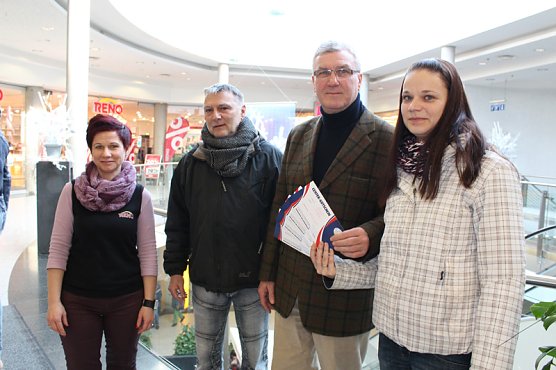 Erl&ouml;s aus Einpackservice f&uuml;r guten Zweck (Foto: Karl-Heinz Herrmann)