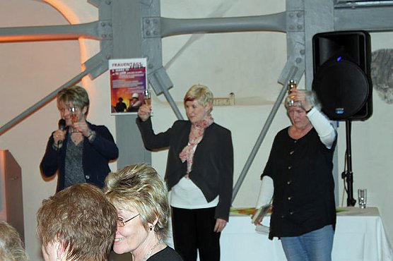 Ein Hoch auf die Frauen (Foto: Karl-Heinz Herrmann)