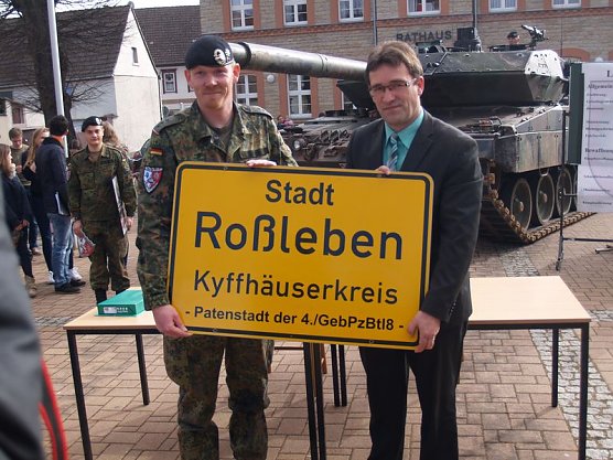 Patenschaft besiegelt (Foto: Bundeswehr)
