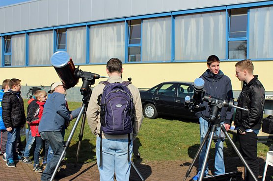 Ansturm an den Fernrohren (Foto: Karl-Heinz Herrmann)