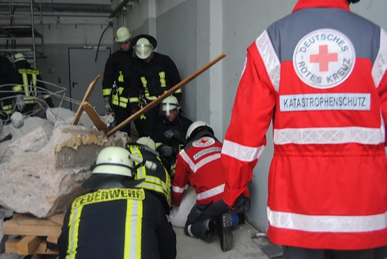 Schwieriges Szenario f&uuml;r die Einsatzkr&auml;fte zum Fr&uuml;hst&uuml;ck (Foto: DRK)