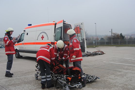 Schwieriges Szenario f&uuml;r die Einsatzkr&auml;fte zum Fr&uuml;hst&uuml;ck (Foto: DRK)