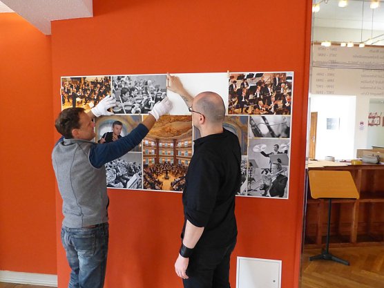 Fotograf und Fagottist Tilmann Graner und Ausstatter Ronald Winter h&auml;ngen die Collagen im Haus der Kunst auf (Foto: Juliane Hirschmann)