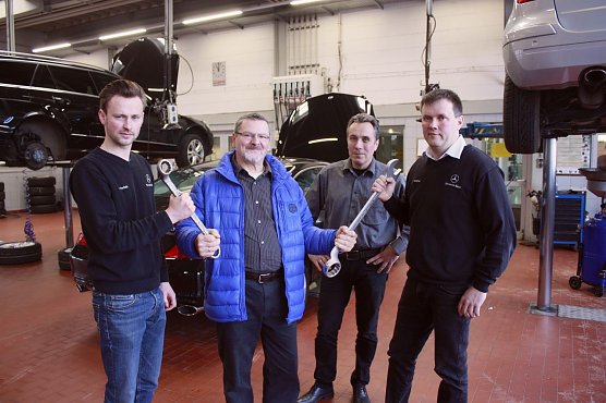 Symbolisch gibt J&uuml;rgen T&ouml;ppe die Schraubenschl&uuml;ssel an die jungen Meister Sascha Dachnio (links) und Thomas Wolfram (rechts) weiter. (Foto: Heidi Fischer)