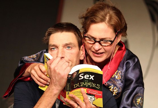 Sibylla Rasmussen (Alice), Johannes Arpe (Henry) (Foto: Peter Scholz) Sibylla Rasmussen (Alice), Johannes Arpe (Henry) (Foto: Peter Scholz)