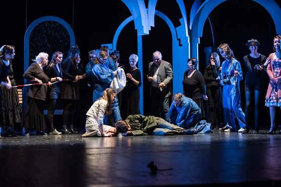 Nachdem Duell zwischen Faust und Gretchens Bruder ist sofort das Forensik Team zur Stelle, der gefallene Soldat monologisiert derweil noch (Foto: Roland Obst)