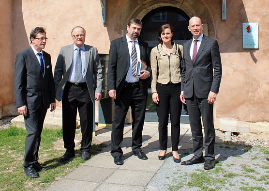 Beeindruckt vom Bürgerzentrum (Foto: Karl-Heinz Herrmann) Beeindruckt vom Bürgerzentrum (Foto: Karl-Heinz Herrmann)