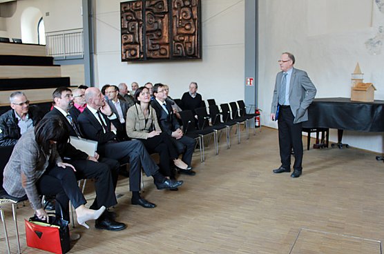 Beeindruckt vom Bürgerzentrum (Foto: Karl-Heinz Herrmann) Beeindruckt vom Bürgerzentrum (Foto: Karl-Heinz Herrmann)