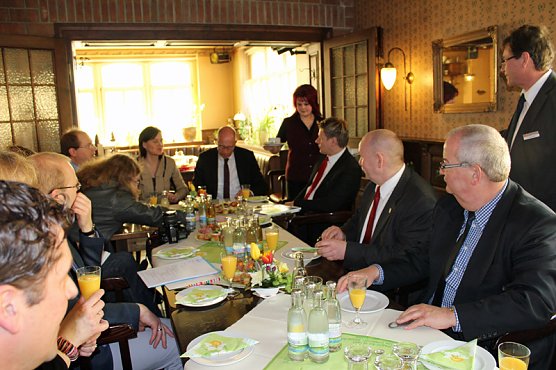 Tiefensee informiert sich über Geolift (Foto: Karl-Heinz Herrmann) Tiefensee informiert sich über Geolift (Foto: Karl-Heinz Herrmann)