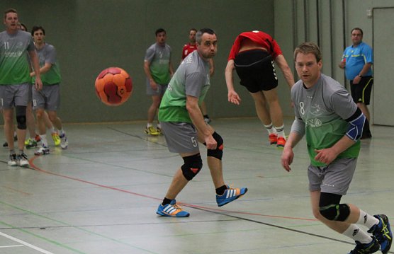 Einheit Mannschaften im Duell (Foto: Karl-Heinz Herrmann)