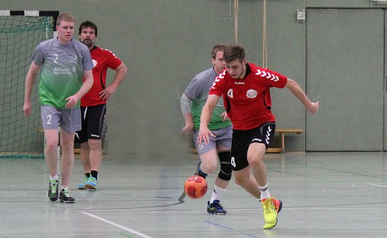 Einheit Mannschaften im Duell (Foto: Karl-Heinz Herrmann)